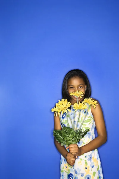 Flicka anläggning blommor. — Stockfoto