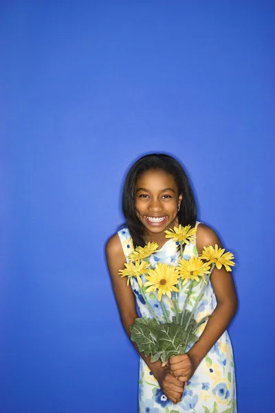 Κοπέλα που κρατά λουλούδι μπουκέτο. — Φωτογραφία Αρχείου