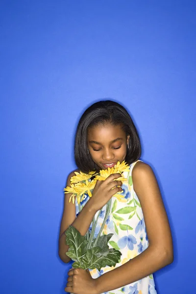 Mädchen riecht Blumen. — Stockfoto