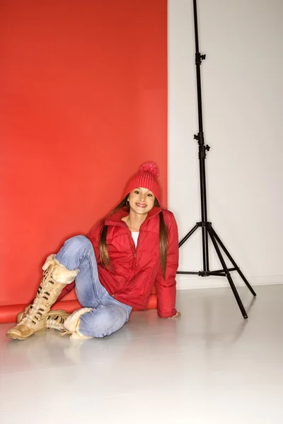 Chica sentada en el piso del estudio . — Foto de Stock