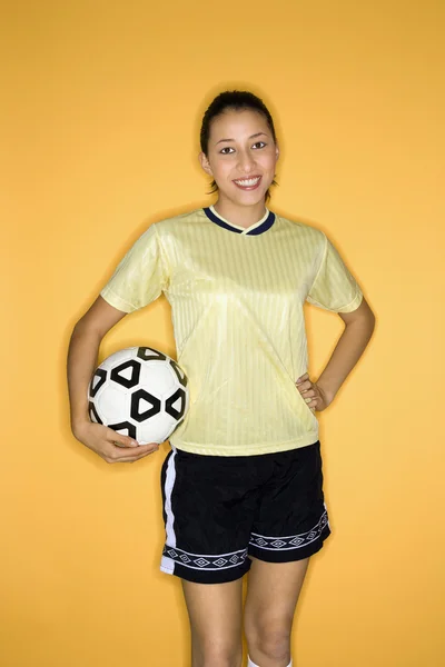 Chica sosteniendo pelota de fútbol . — Foto de Stock