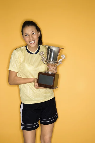 Sonriente chica sosteniendo trofeo . — Foto de Stock