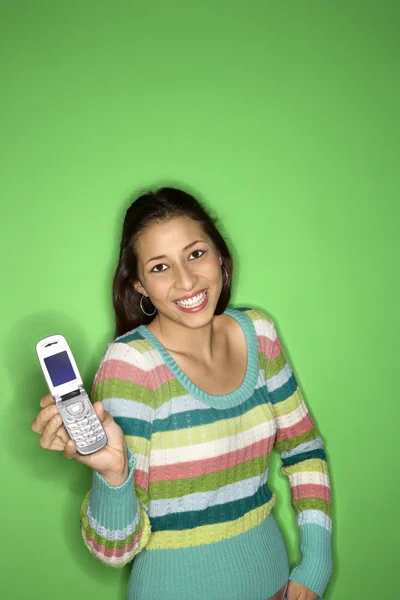 Adolescente menina segurando celular . — Fotografia de Stock