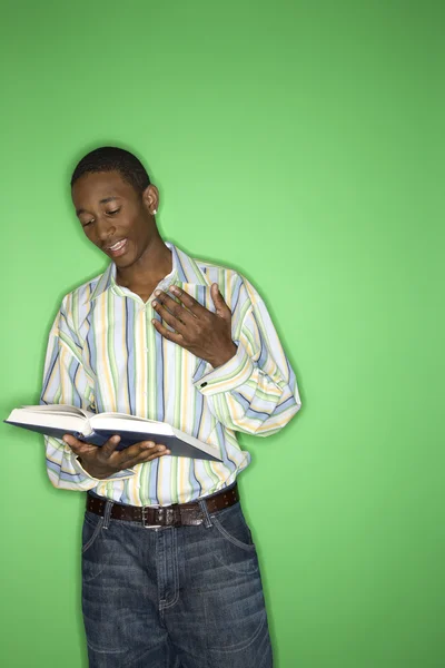 Tiener jongen lezing boek. — Stockfoto