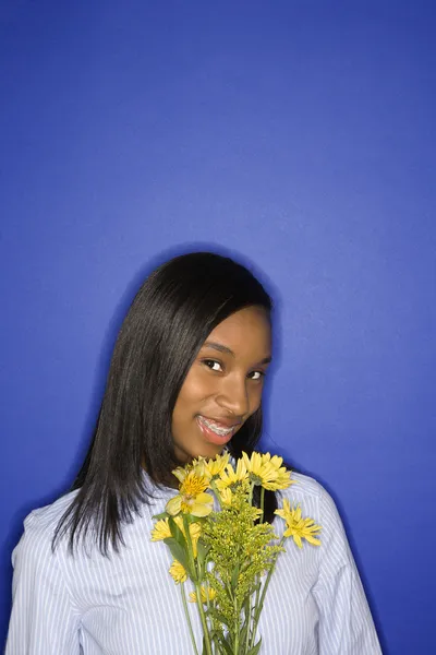 Lány gazdaság virágok. — Stock Fotó