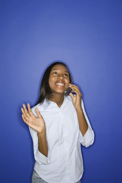 Adolescent fille parler sur téléphone portable . — Photo