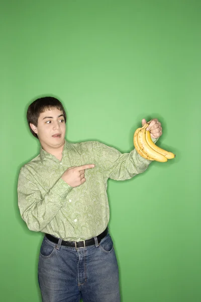 Adolescent garçon tenant bananes — Photo