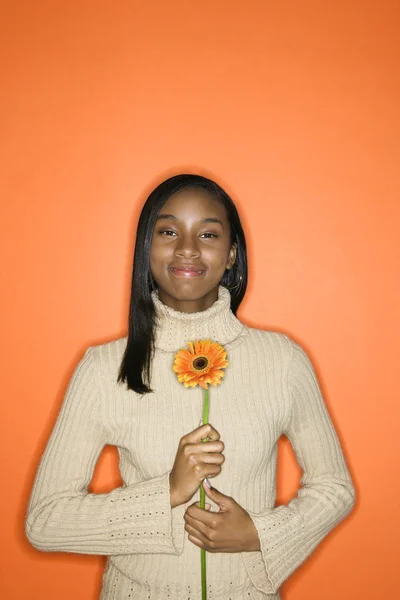 Genç kız holding çiçek. — Stok fotoğraf