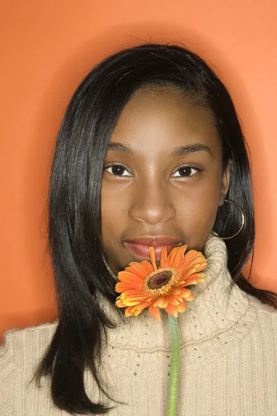 Menina adolescente segurando flor . — Fotografia de Stock