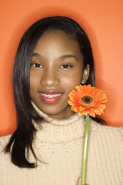 Teen flicka anläggning blomma. — Stockfoto