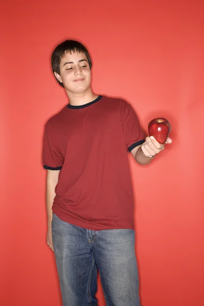 Adolescente menino segurando maçã . — Fotografia de Stock