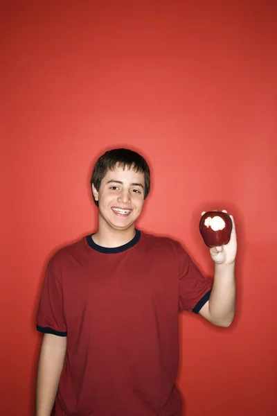 Хлопчик тримає яблуко . — стокове фото