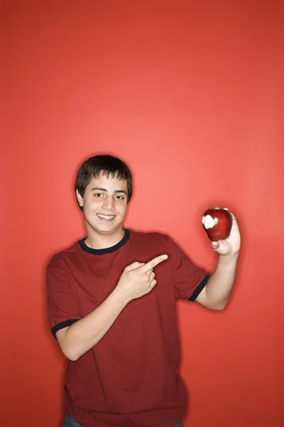 Хлопчик-підліток вказує на яблуко . — стокове фото