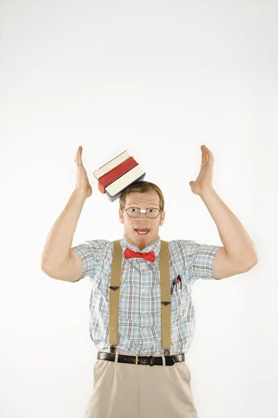 Mann lässt Bücher fallen. — Stockfoto