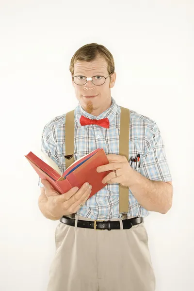 Человек чтение книги. — стоковое фото