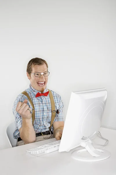 Vzrušený muž s počítačem. — Stock fotografie