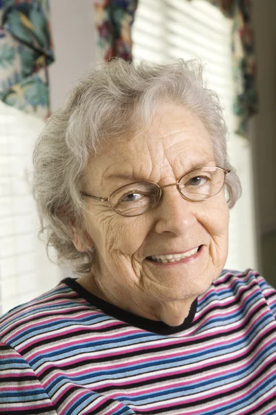 Mujer anciana sonriendo — Foto de Stock