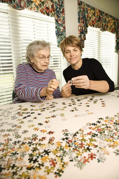 Oudere vrouw en jongere vrouw — Stockfoto