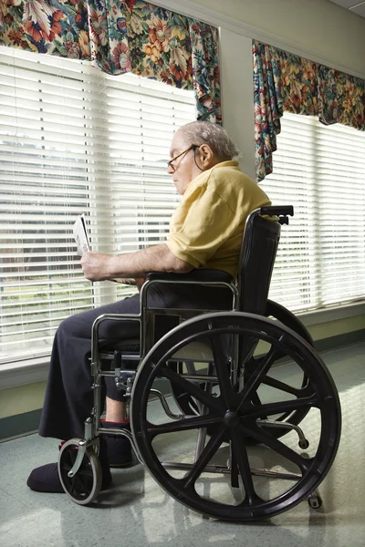 Пожилой человек в инвалидной коляске — стоковое фото