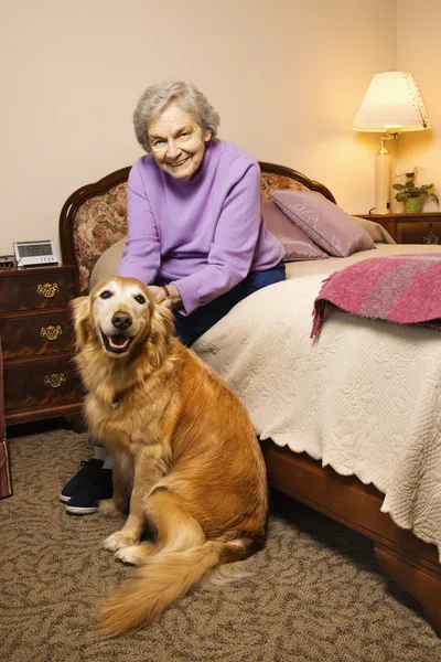 Зрелая женщина с собакой . — стоковое фото