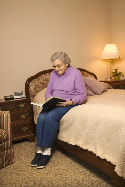Starsza kobieta, czytanie. — Zdjęcie stockowe