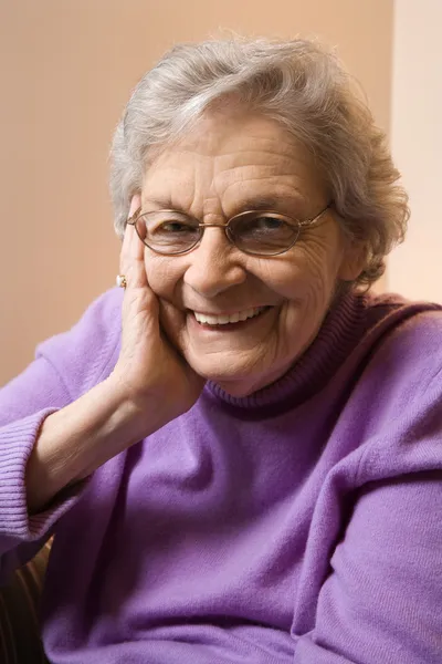 Ältere kaukasische Frau lächelt. — Stockfoto