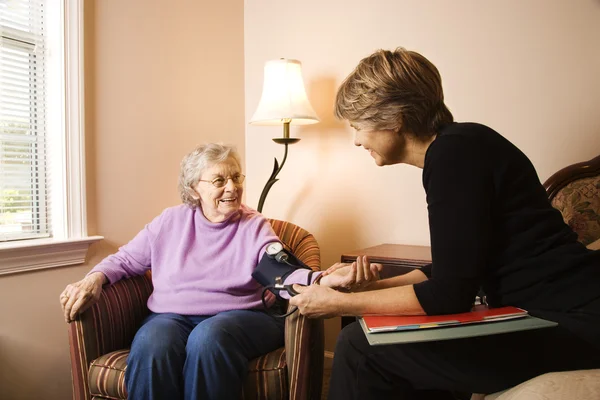 血圧を有する高齢者の女性 — ストック写真