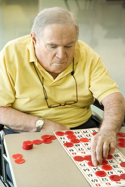Ώριμη καυκάσιος παίζοντας bingo. — Φωτογραφία Αρχείου