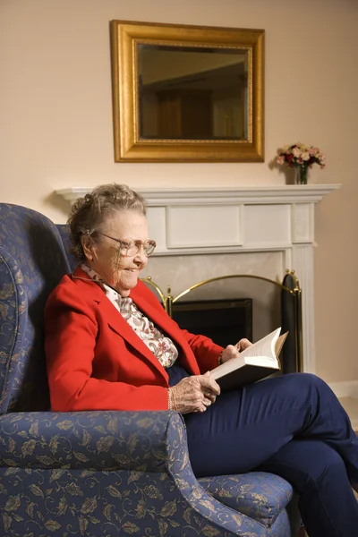 Starsza kobieta czytanie książki. — Zdjęcie stockowe