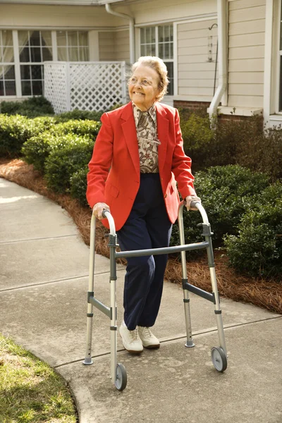 Mujer mayor usando Walker — Foto de Stock