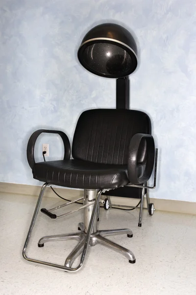 Μαλλιά στεγνωτήρα καρέκλα στο σαλόνι — Φωτογραφία Αρχείου