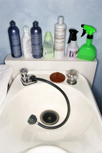 Vlasy mycí dřez v salonu — Stock fotografie