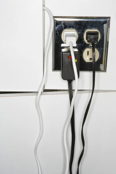 Електрична розетка зі шнурами . — стокове фото