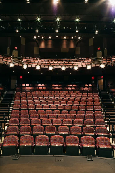 Lege stoelen in theater — Stockfoto