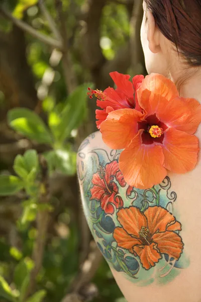 Tattoed woman with flowers. — Stock Photo, Image