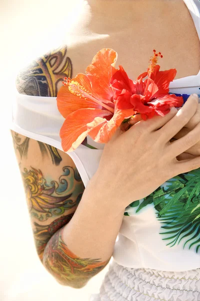 Καυκάσιος γυναίκα με τατουάζ — Φωτογραφία Αρχείου