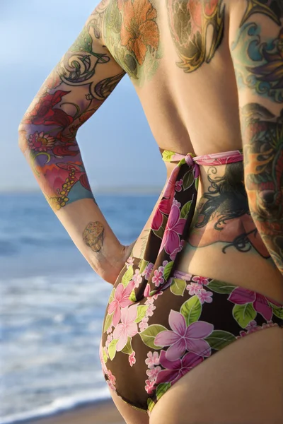 Getatoeëerd vrouw in bikini. — Stockfoto