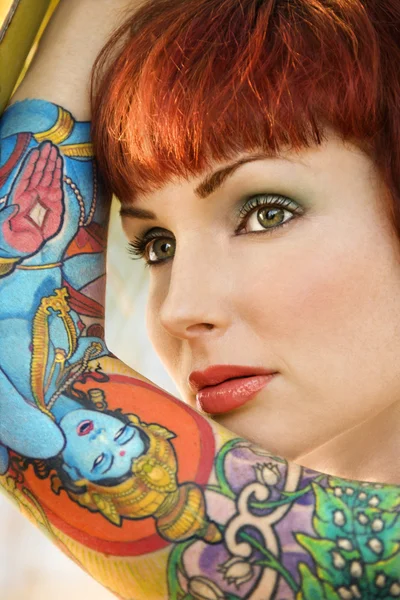 Vonzó tetovált nő. — Stock Fotó