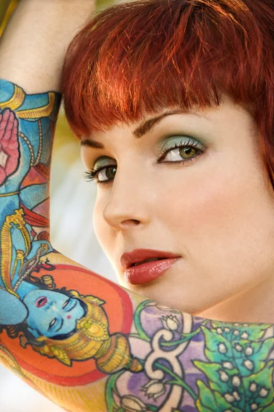 Ελκυστική γυναίκα τατουάζ. — Φωτογραφία Αρχείου
