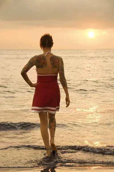 마우이 해변에서 여자. — 스톡 사진