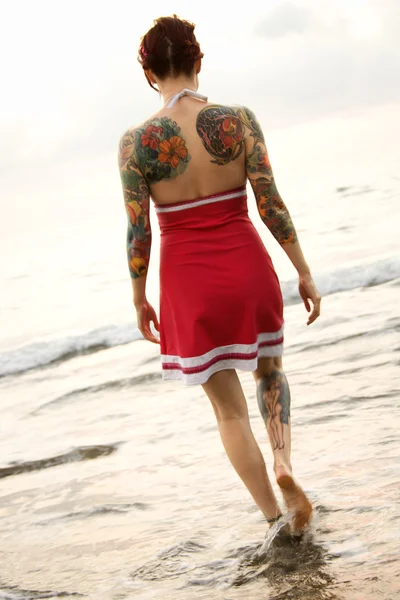Vrouw op maui strand. — Stockfoto