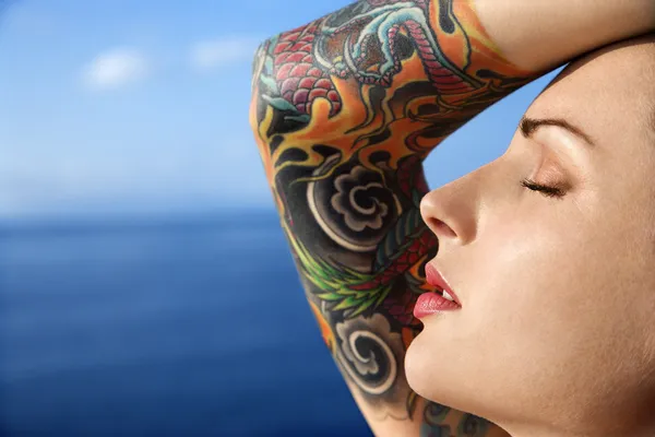 Belle femme tatouée . — Photo
