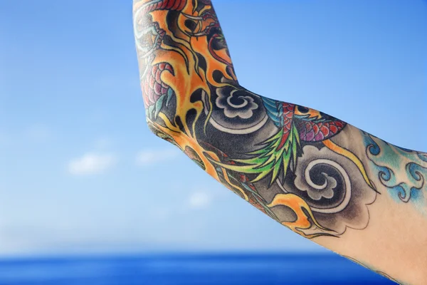 Рука татуированной женщины . — стоковое фото
