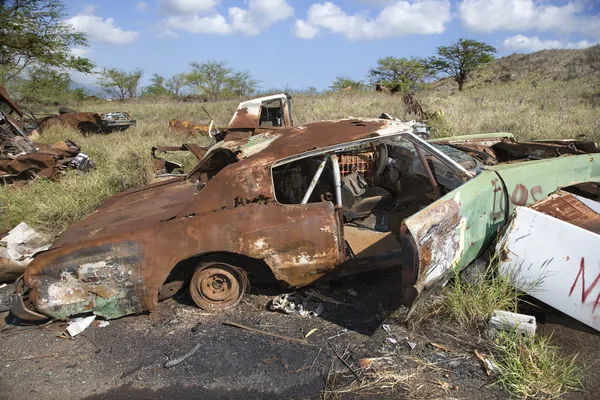 Coche oxidado en depósito de chatarra . —  Fotos de Stock