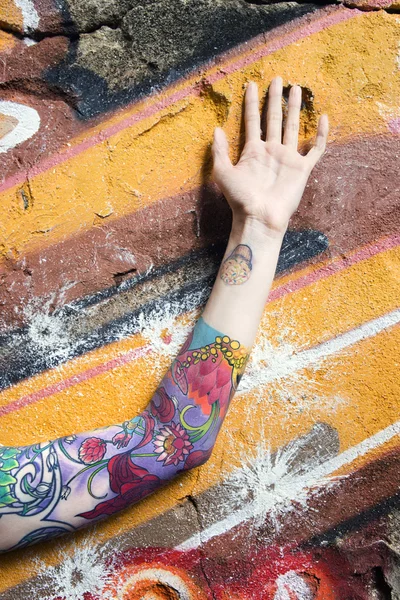 Brazo de mujer tatuada . — Foto de Stock