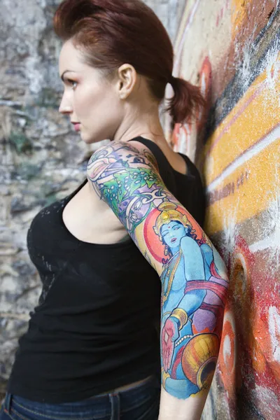 Σέξι τατουάζ γυναίκα. — Φωτογραφία Αρχείου