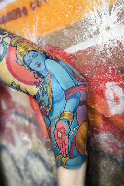 Bras de femme tatoué . — Photo