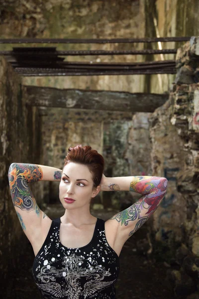 Femme tatouée sexy . — Photo