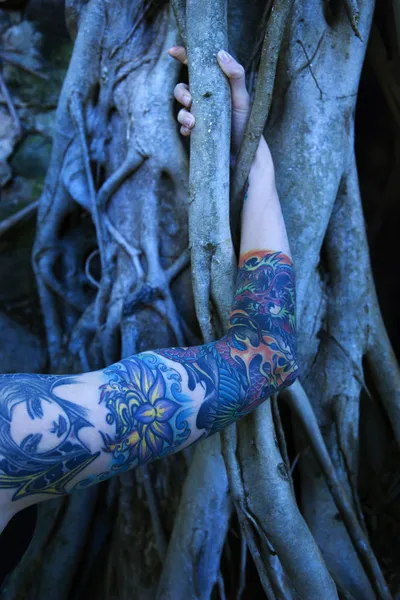 Brazo de mujer tatuada . —  Fotos de Stock