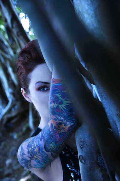 Tetovált nő portréja. — Stock Fotó